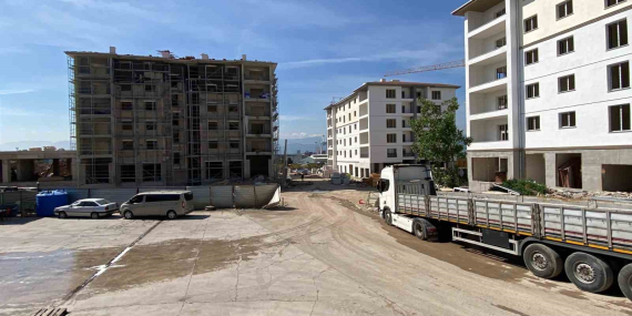 İnşatta fenalaşan işçiye vinç yardımıyla müdahale edildi