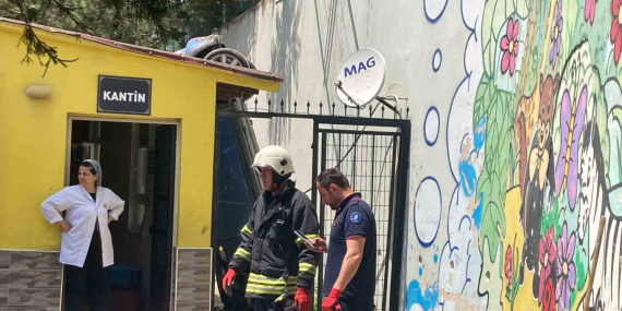 Otomobil okul bahçesine uçtu, öğrencilerin derste olması faciayı önledi: 1 yaralı