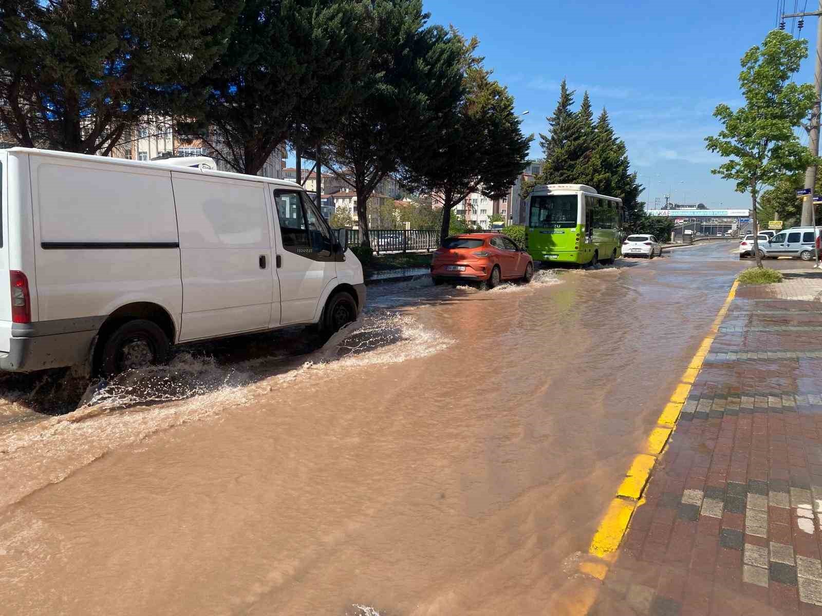 Altyapı çalışması sırasında ana su hattı patladı, ilçe sular altında kaldı
