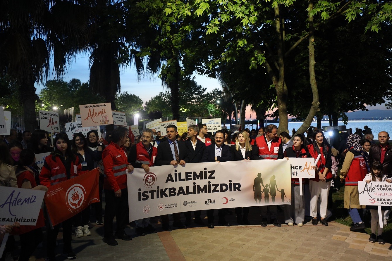 Başiskele’de aileler istikbal için yürüdü
