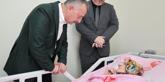 Büyükakın, şehit ailesi ve huzurevine gitti