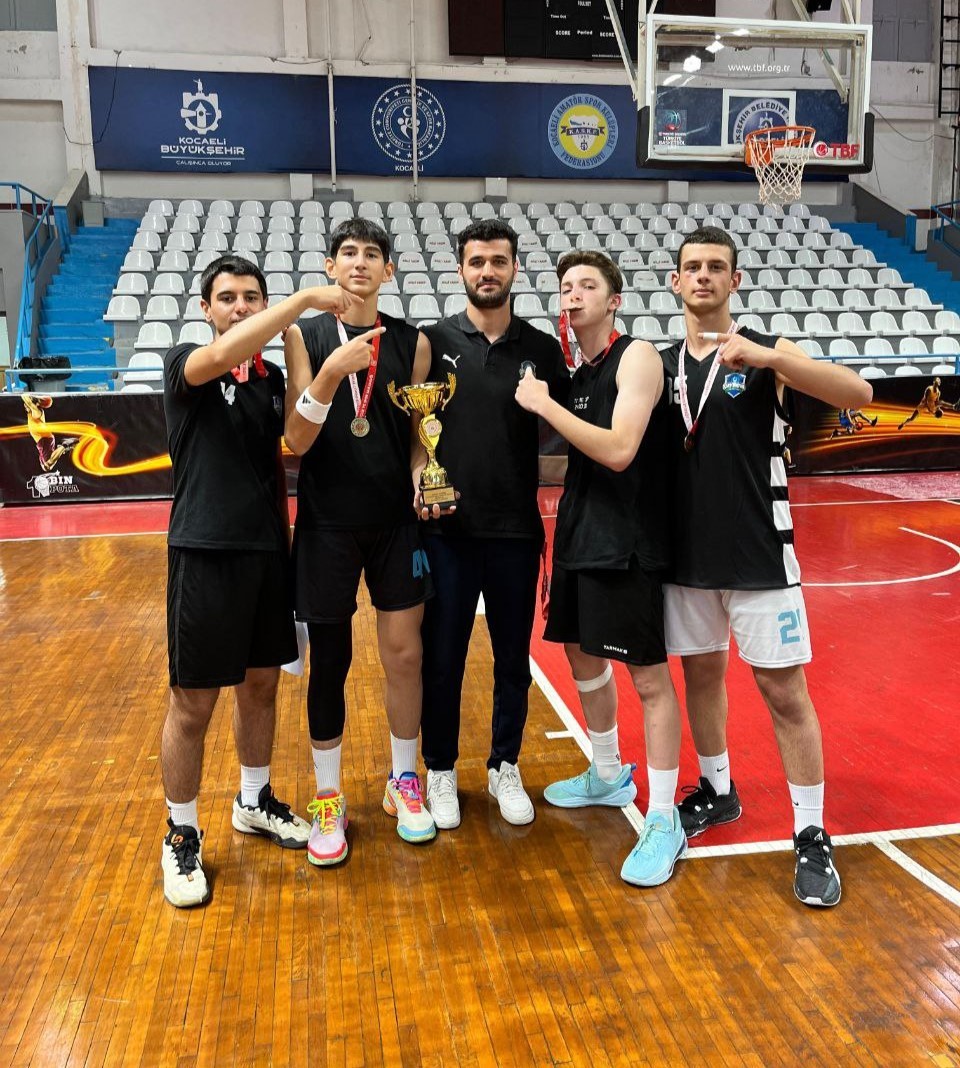 Çayırova’nın genç basketbolcuları il şampiyonu oldu
