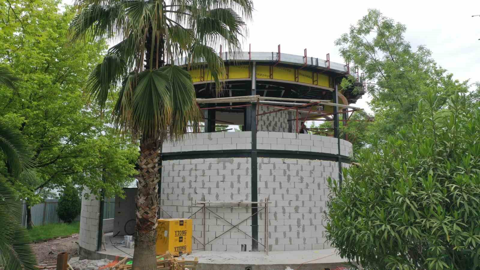 Deniz ve orman manzarası eşliğinde kitaplarını okuyacaklar
