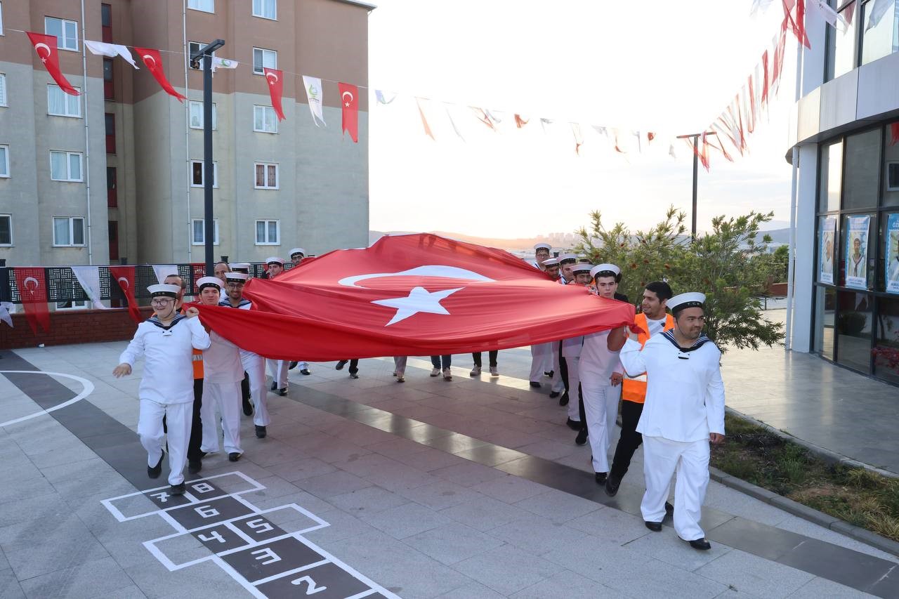 En özel bireyler, çakı gibi denizci oldu
