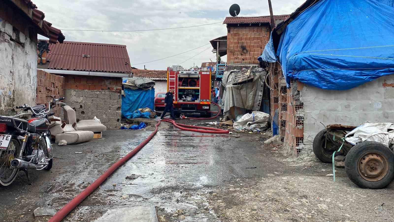 Evin odasında çıkan yangın itfaiye ekipleri tarafından söndürüldü