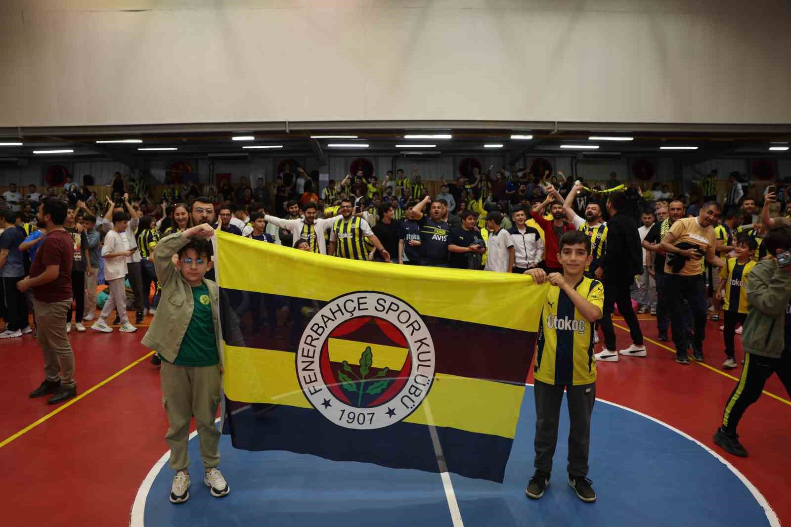 Fenerbahçe’nin Avrupa şampiyonluğu Darıca’da dev ekrana yansıtıldı
