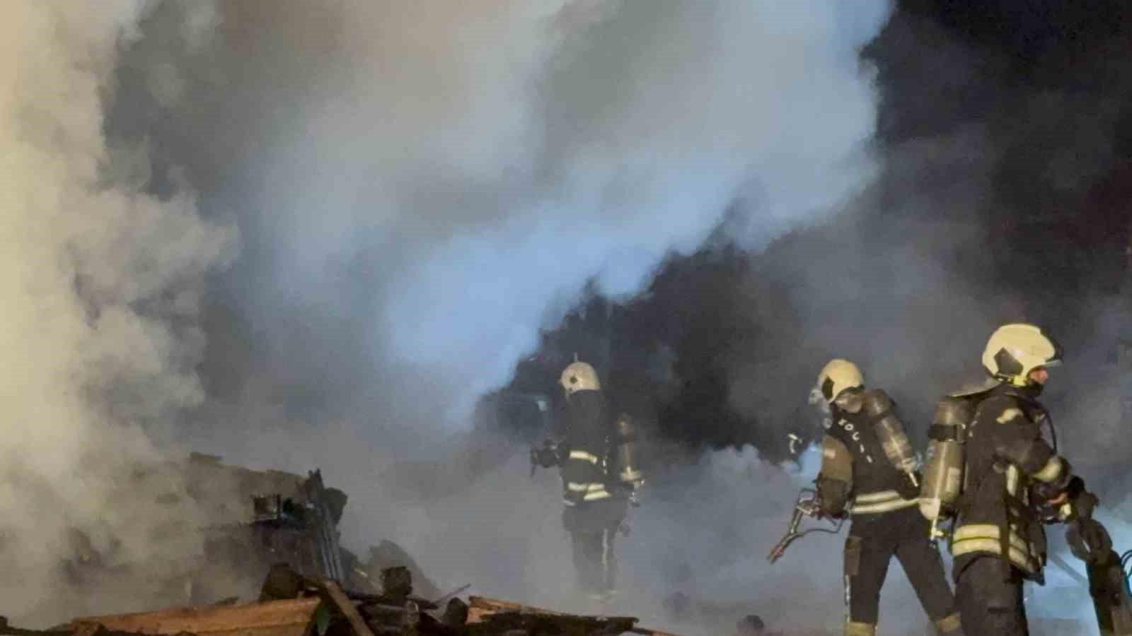 Gebze’de palet deposunda yangın paniği
