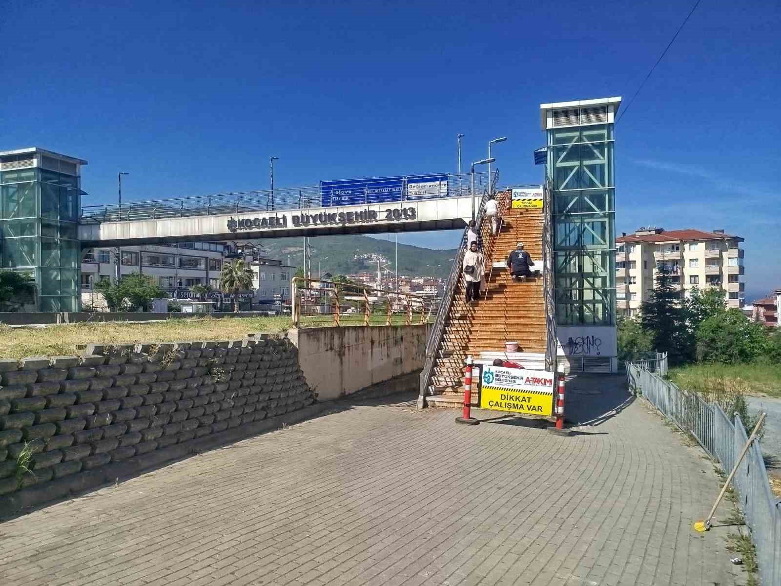 Gölcük’te üst geçitlerin bakımı yapılıyor
