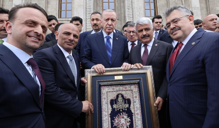 İlk Hereke Halısı Cumhurbaşkanı Erdoğan’a