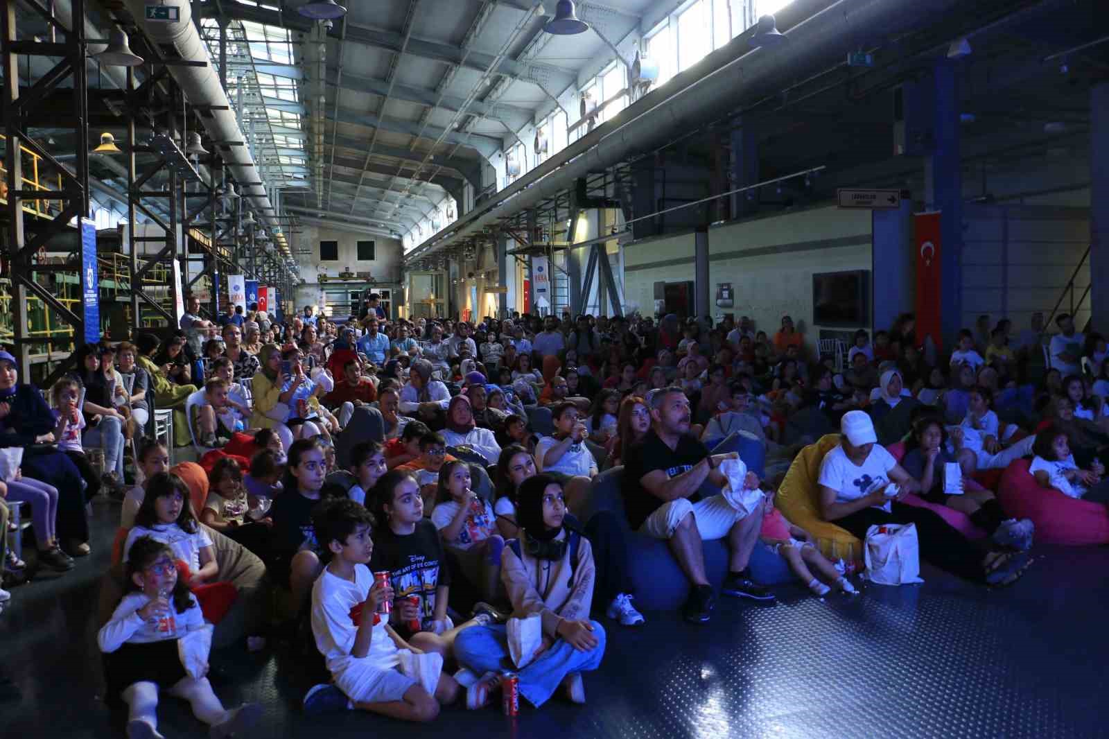 Hem çocuklar hem yetişkinler sinema gecesiyle özel anlar yaşadı