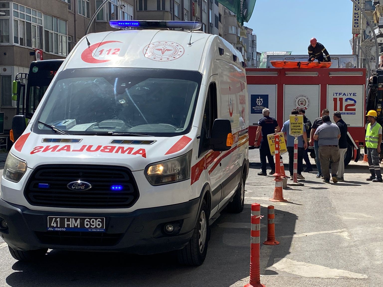 İnşaatta kaza: Yaralı işçi vinçle kurtarıldı
