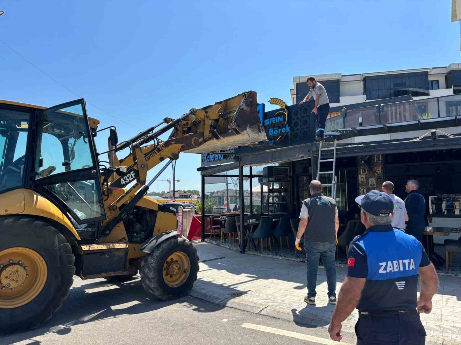 Kartepe’de ruhsatsız genişletilen iş yerlerine yıkım
