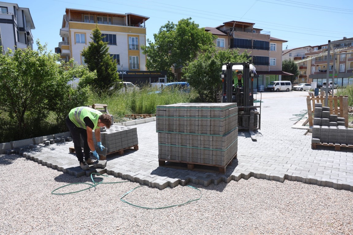 Kartepe’de sokaklar parke tamiratlarıyla konfor kazanıyor