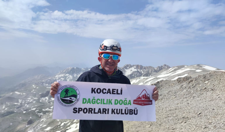 Kocaeli Dağcıları Dedegöl zirvesine tırmandı