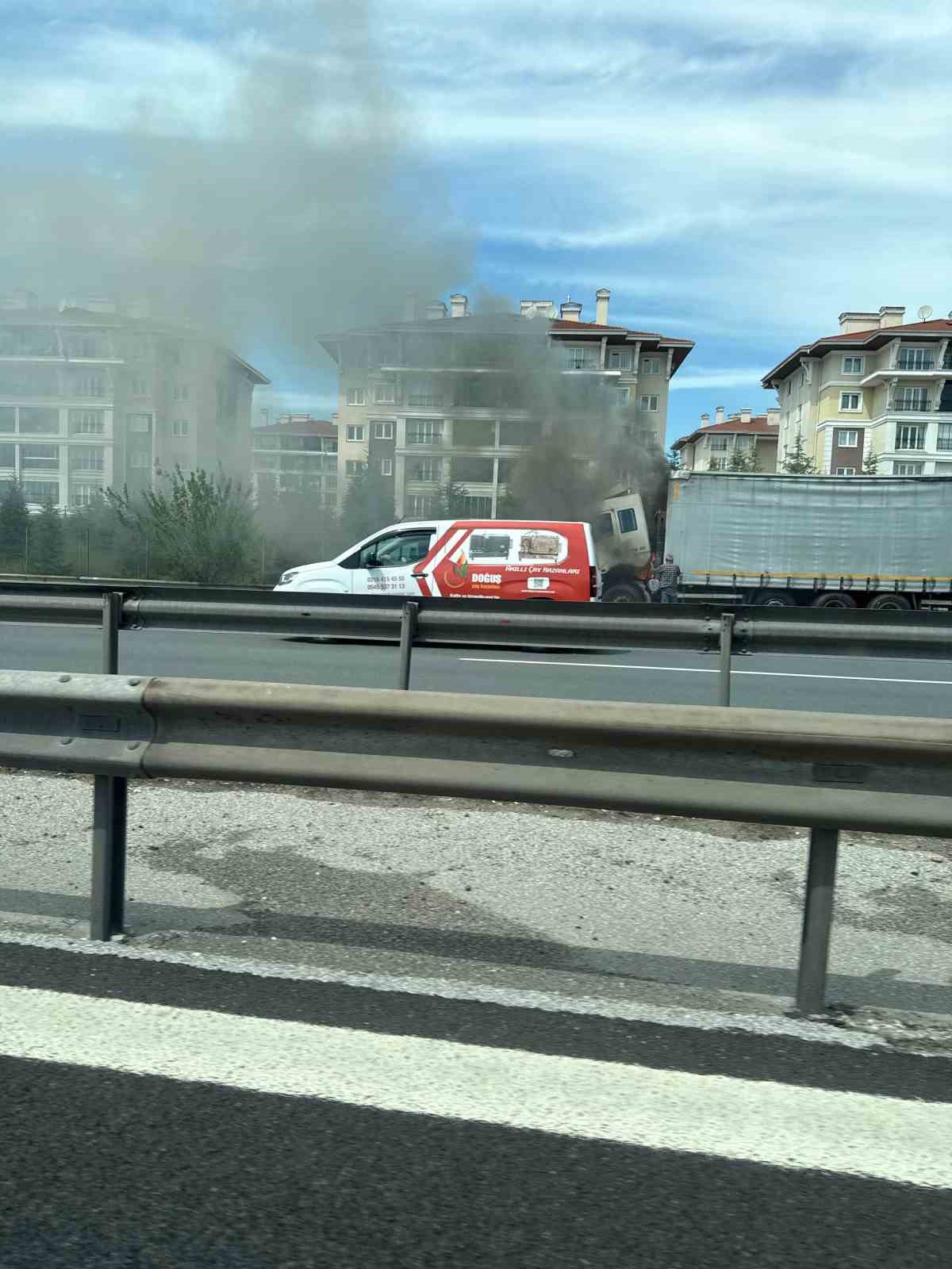 Kocaeli’de alevlere teslim olan tır, itfaiye ekiplerince söndürüldü
