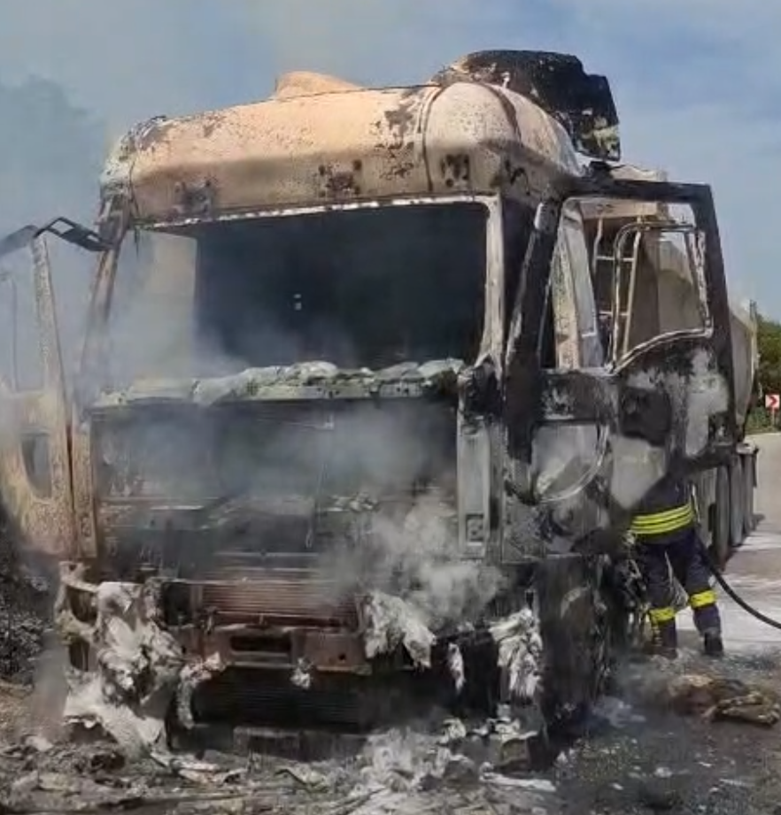 Kocaeli’de seyir halindeki damperli tır alev alev yandı
