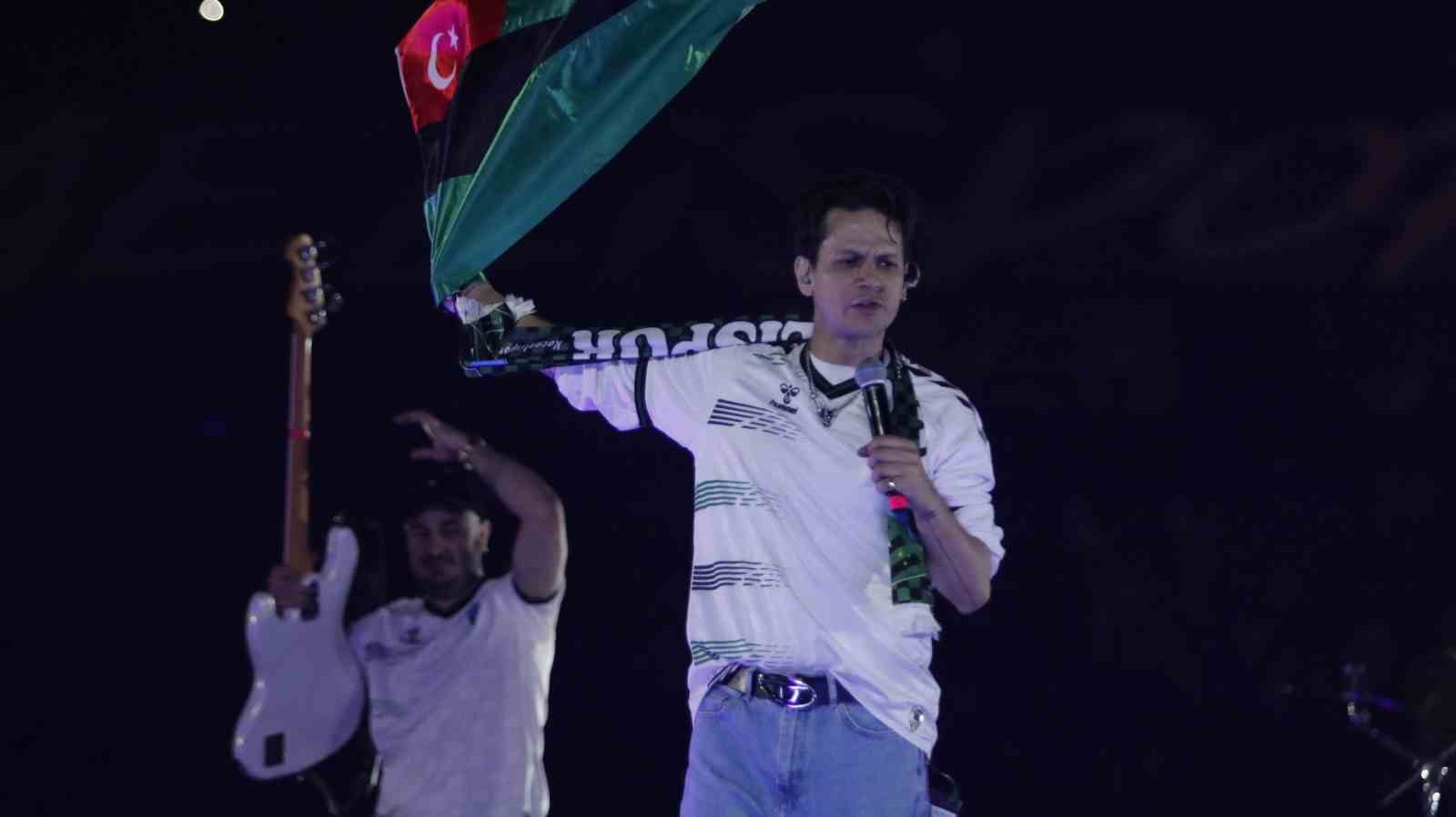 Kocaelispor camiası kupayı ünlü isimlerle kutladı
