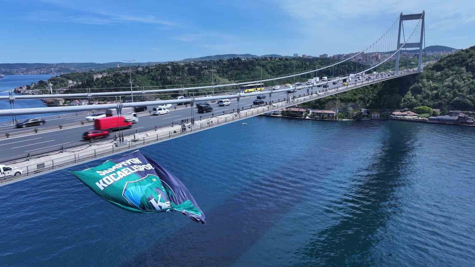 Kocaelispor’un bayrağı İstanbul Boğazı’nda dalgalandı
