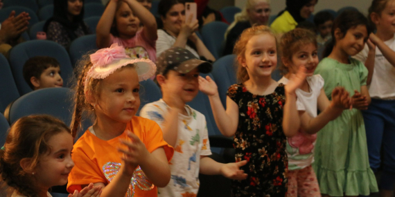 Körfez’de çocuklar “Kurnaz Kedi” ile doyasıya eğlendi