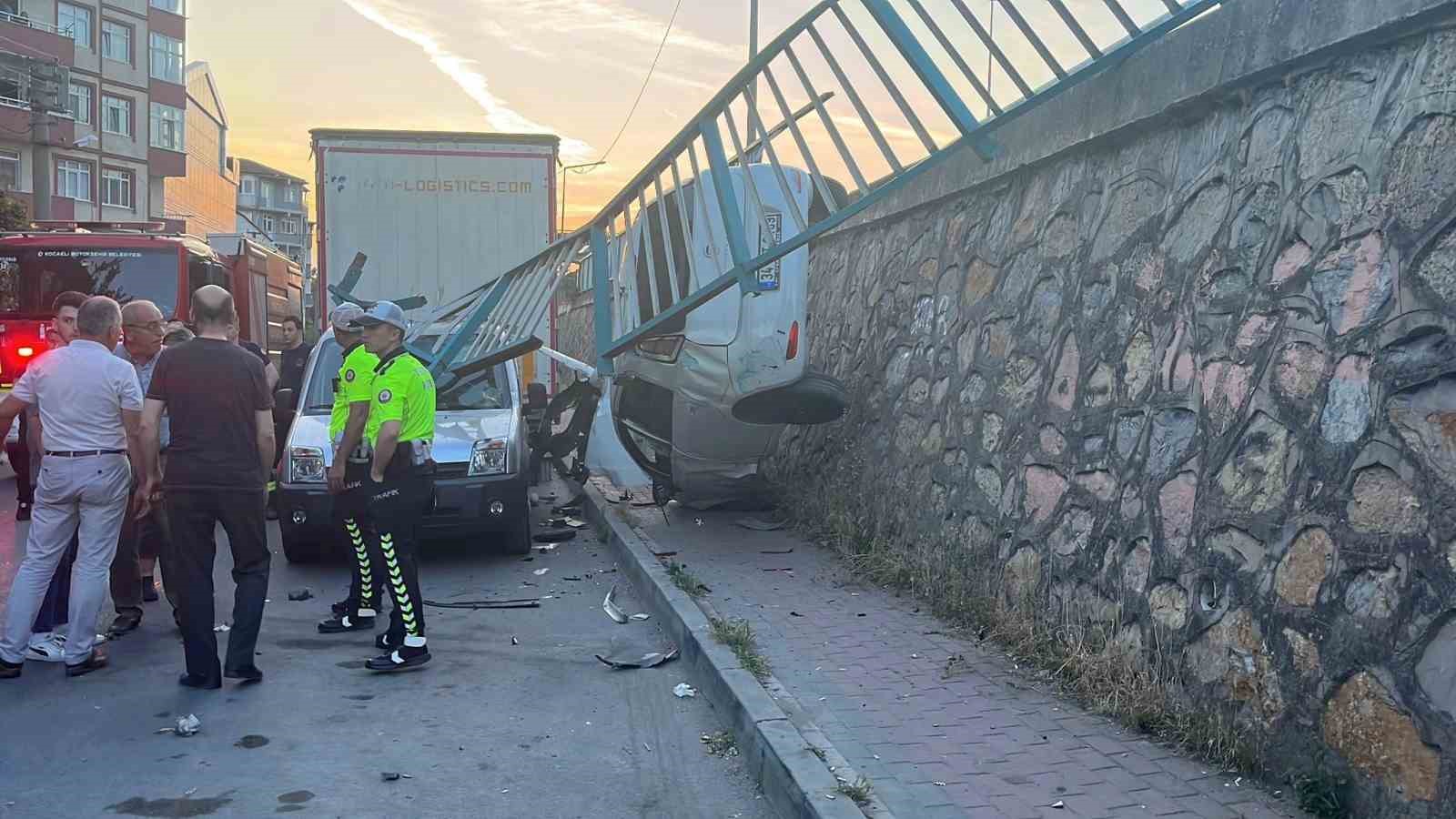 Korkulukları yıkan otomobil duvarda asılı kaldı, sürücü burnu bile kanamadan kurtuldu
