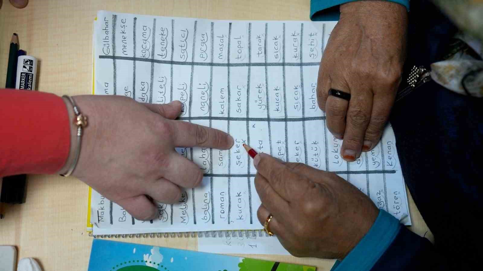 Kursa gitmeye fırsat bulamayınca bahçesinde okuma-yazma öğreniyor
