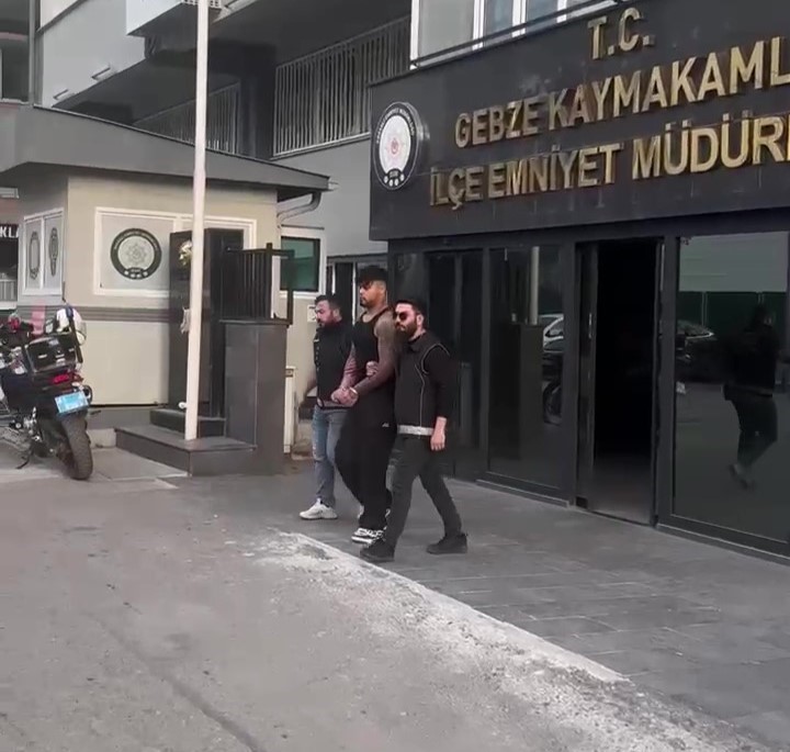 "Lvbel C5" lakaplı rapçinin adliyeye sevk edildiği anlara ait görüntüler ortaya çıktı

