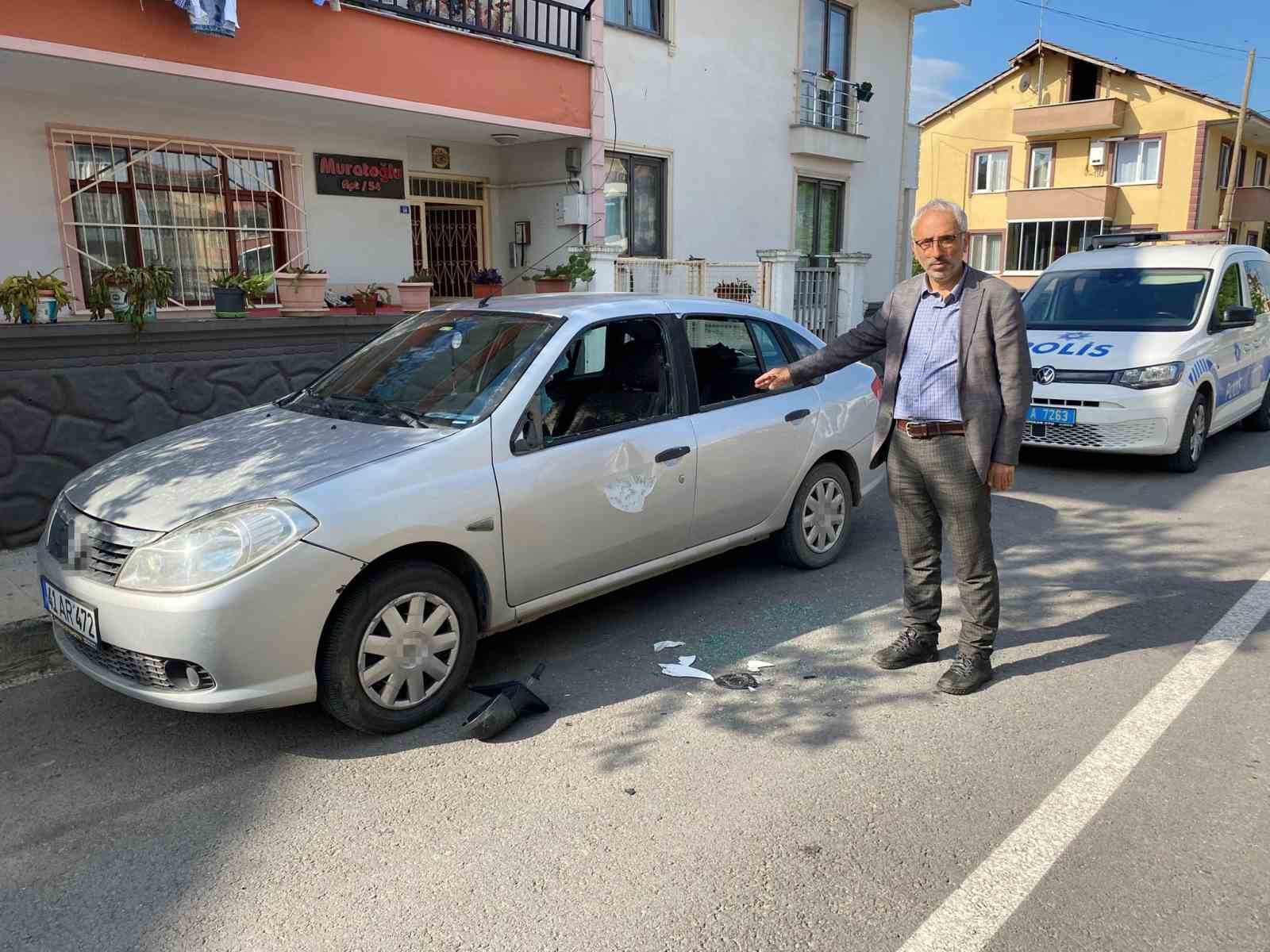 Muhtarın otomobiline saldırdılar
