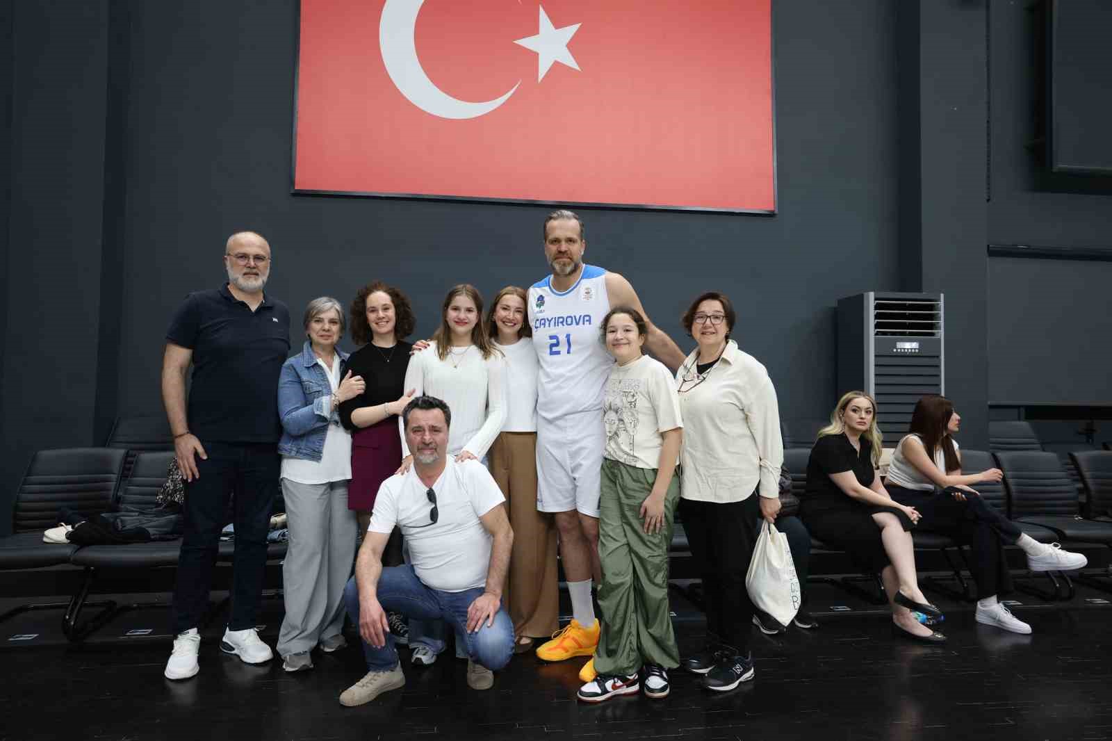 Oğuz Savaş, kariyerini Çayırova Belediyesi formasıyla noktaladı
