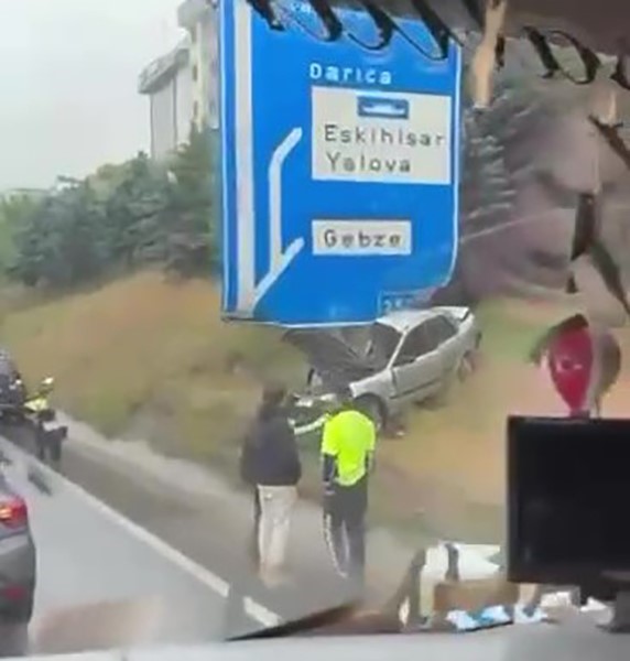 Otomobil trafik levhasına çarptı: 1 yaralı
