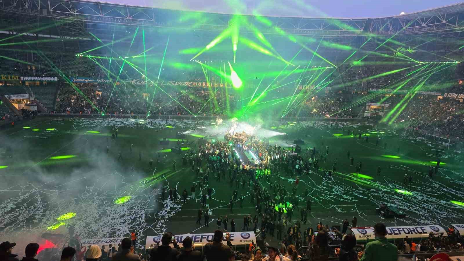 Şampiyon Kocaelispor kupasını binlerce taraftarı önünde kaldırdı
