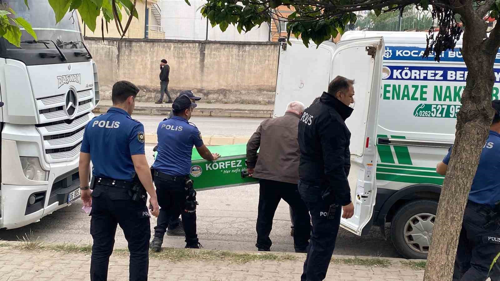 Tır sürücüsü araçta asılı halde ölü bulundu

