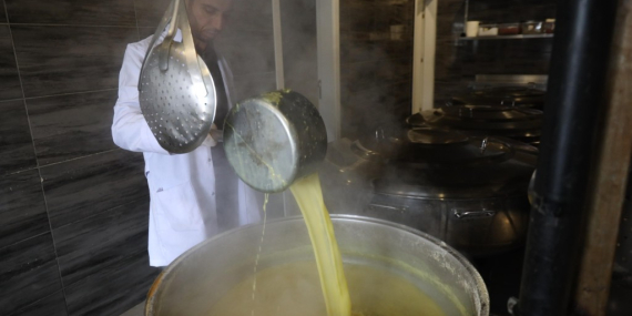 Darıca’da yüzlerce eve sıcak yemek gidiyor!