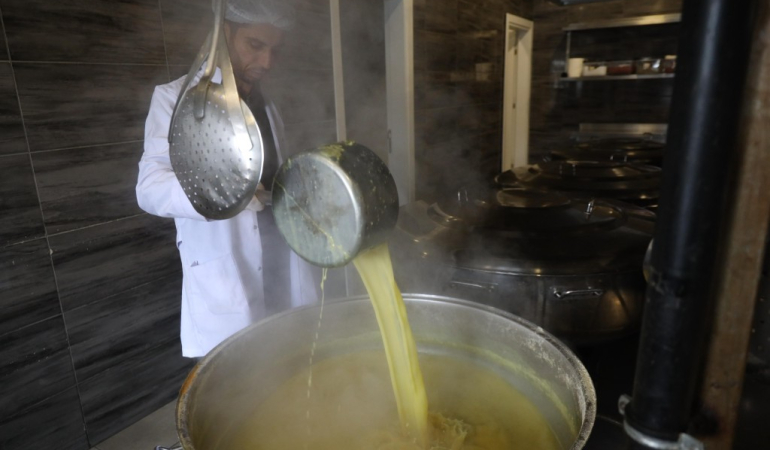 Darıca’da yüzlerce eve sıcak yemek gidiyor!