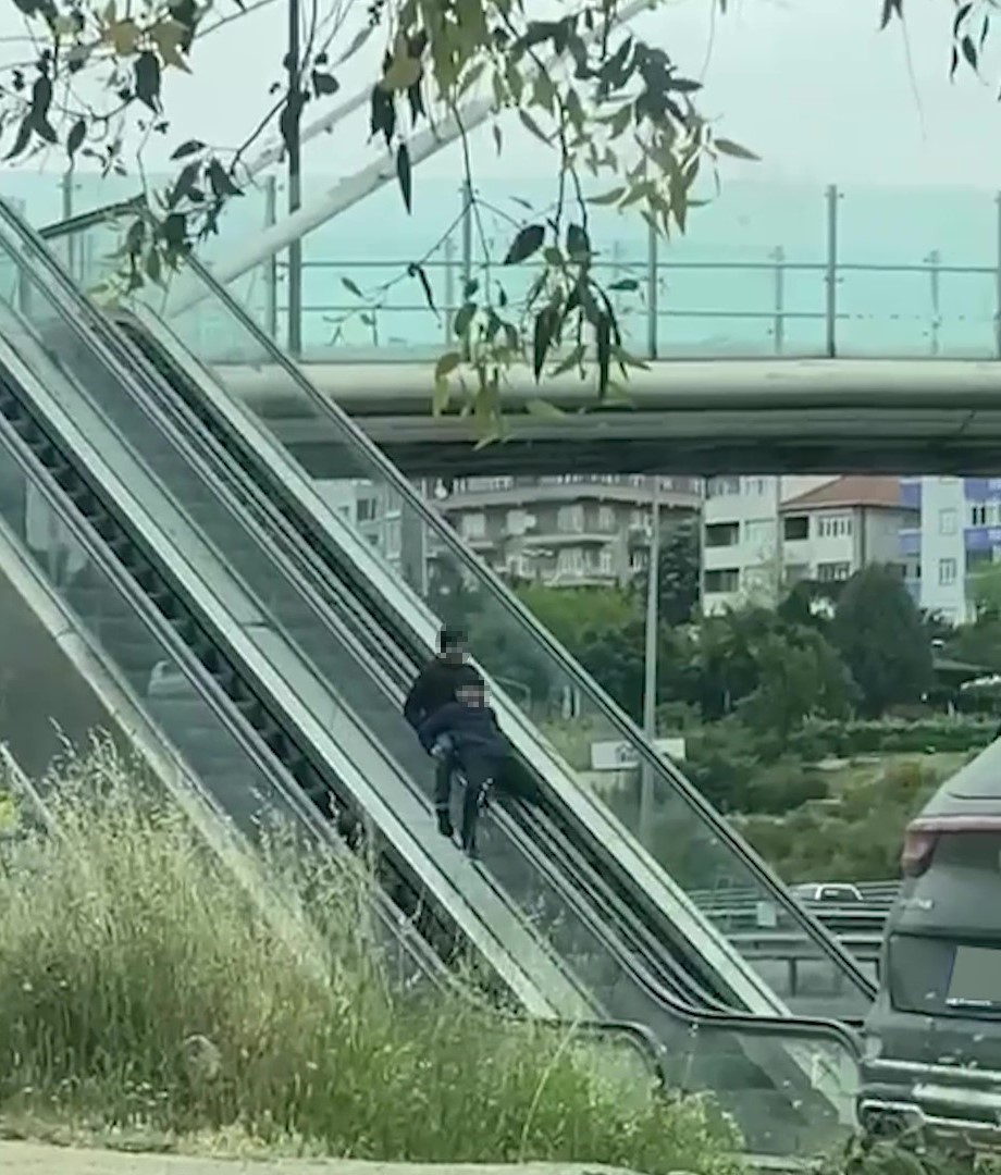 Yürüyen merdiveni adeta lunapark aletine çevirdiler

