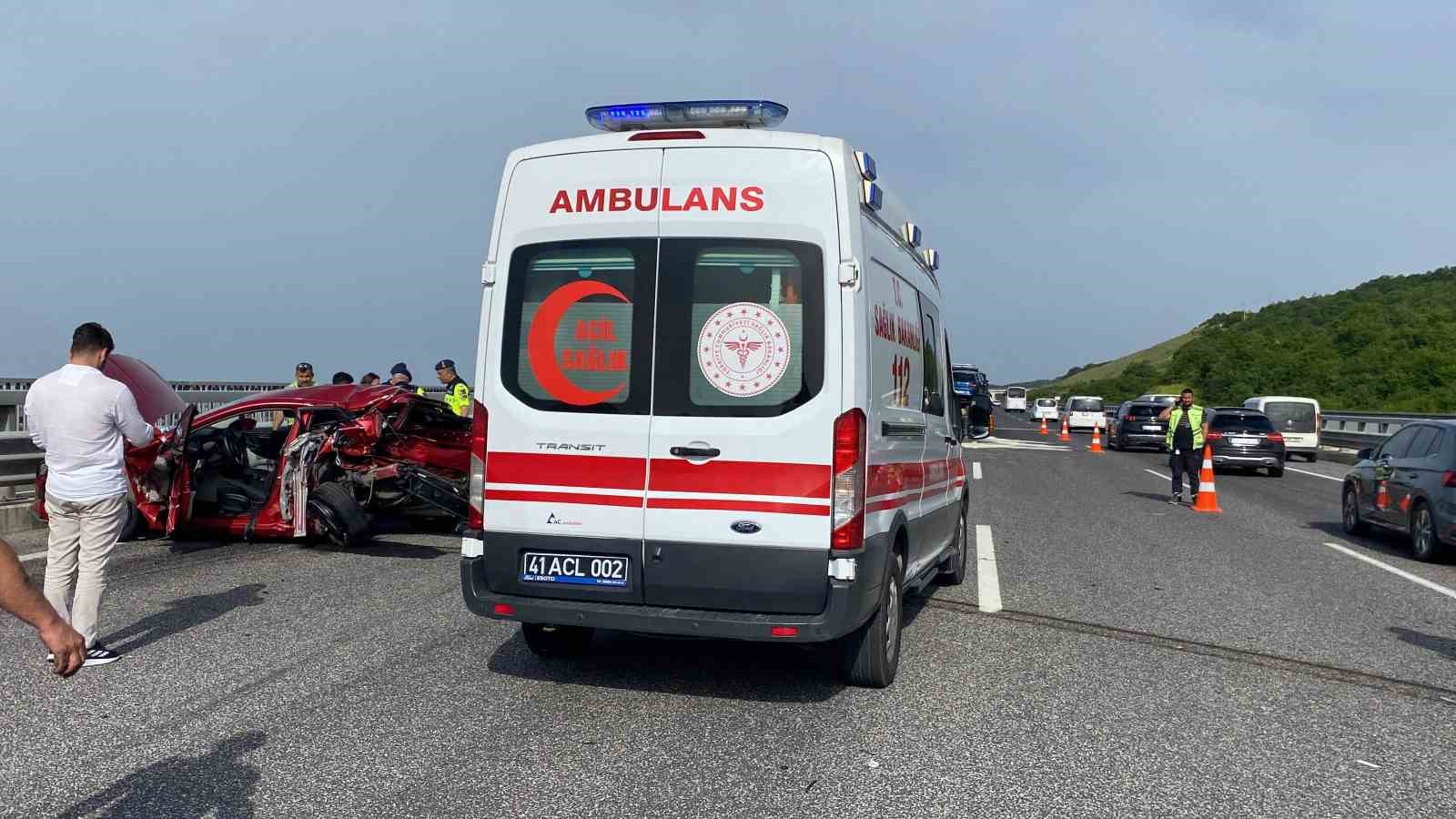 Zincirleme kazada otomobil kağıt gibi ezildi: 5 yaralı
