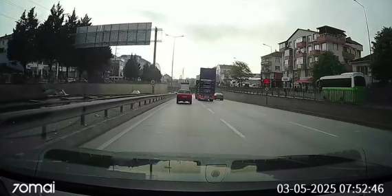 Kapağı açık unutulan kamyon tünele çarptı