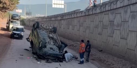 Hafif ticari araç 5 metre yükseklikten uçarak ters döndü: 2 yaralı