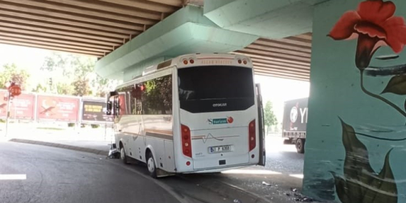 Servis aracı köprü ayağına çarptı, sürücü yaralandı