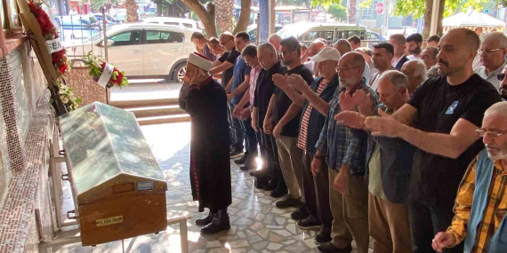 Demet Akalın kuzenini son yolculuğuna uğurladı