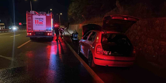 Seyir halindeki otomobilde yangın… Alevleri fark edip son anda indiler