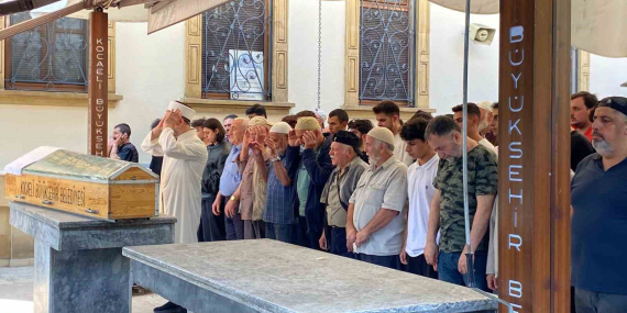 Tırın altında kalarak hayatını kaybeden genç motosikletçi son yolculuğuna uğurlandı