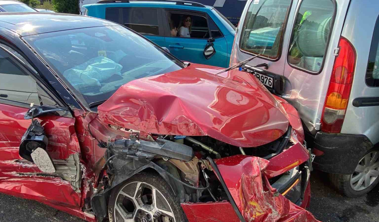 Kimsenin burnunun kanamadığı TEM’deki kazada 8 araç birbirine girdi