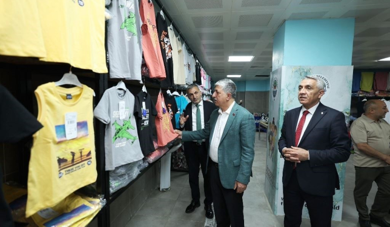 Sevgi Mağazası bayram öncesi çocukların yüzünü güldürüyor