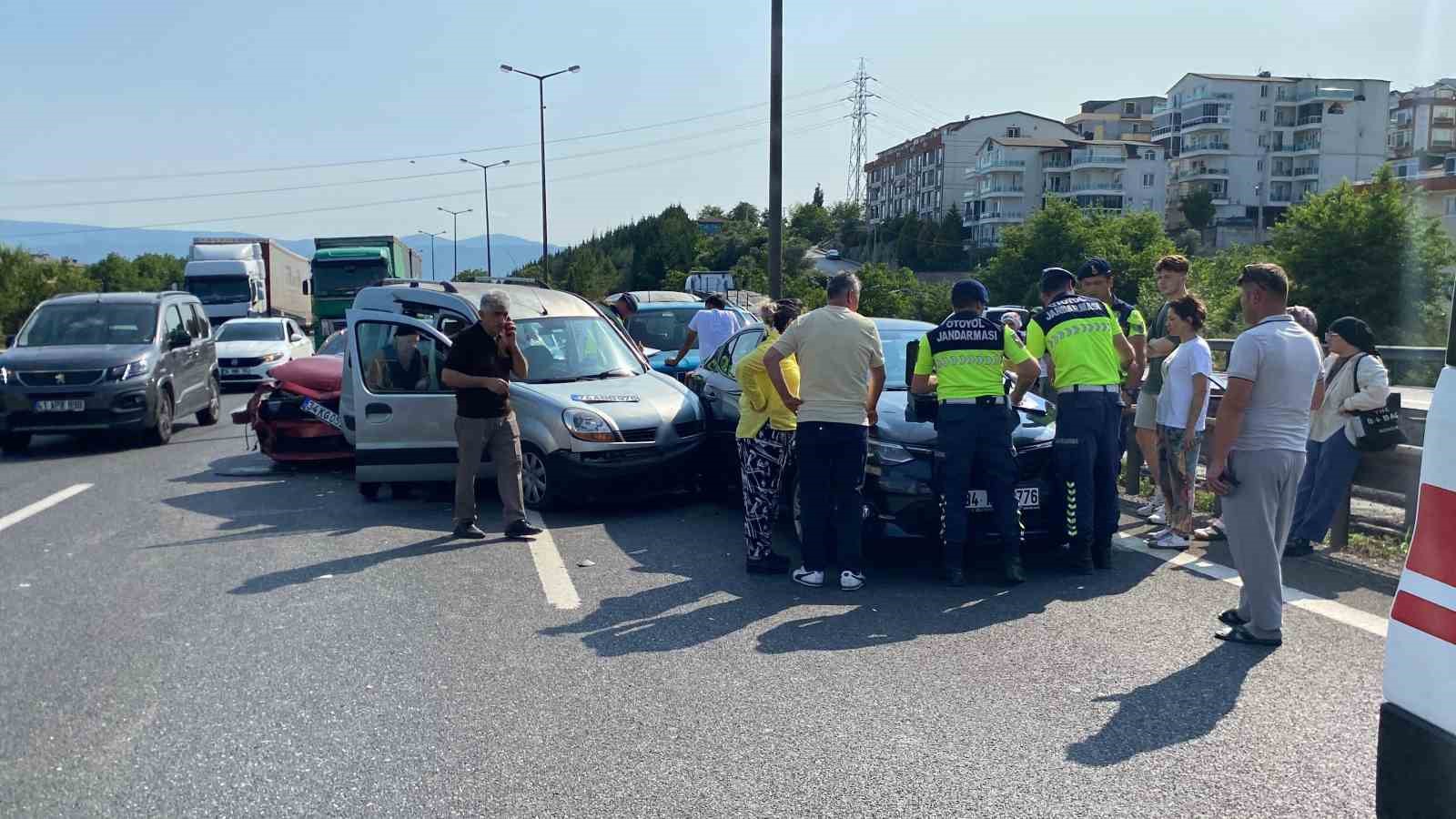 Kimsenin burnunun kanamadığı TEM’deki kazada 8 araç birbirine girdi
