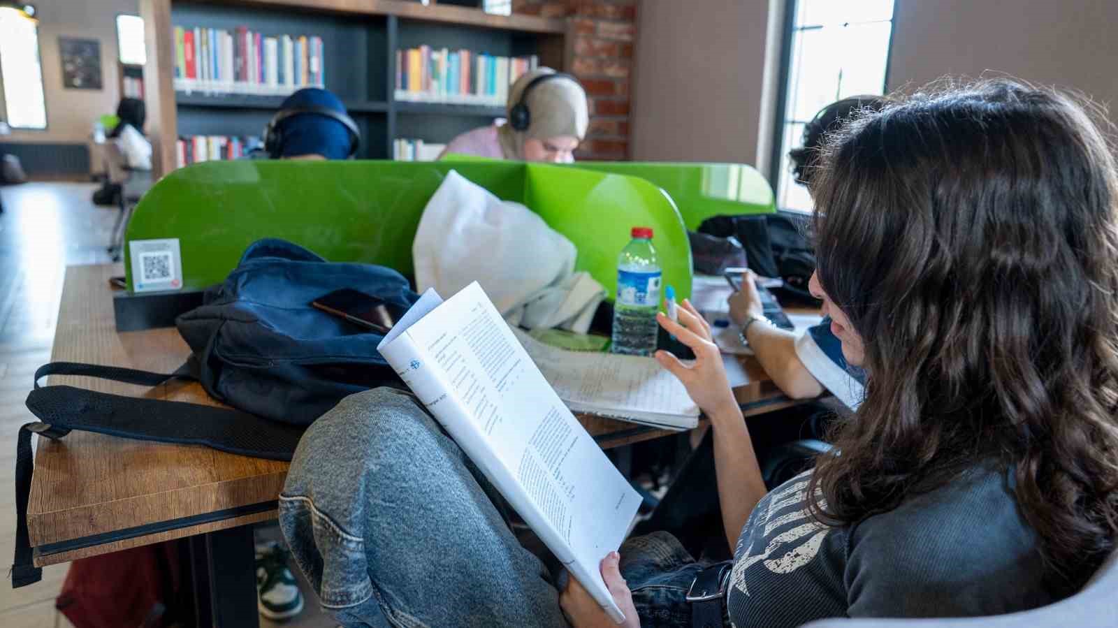 Kitaphane’de sınav yoğunluğu
