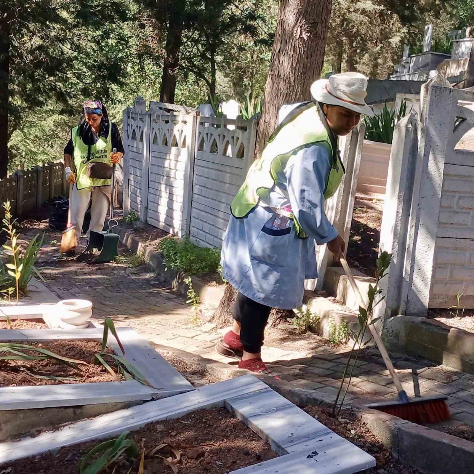 Körfez’de mezarlıkları bayrama hazır
