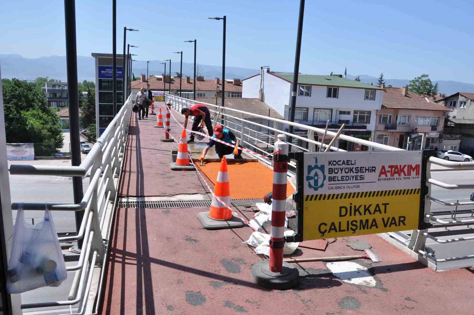 Üstgeçitlerin zemin kaplaması değiştiriliyor
