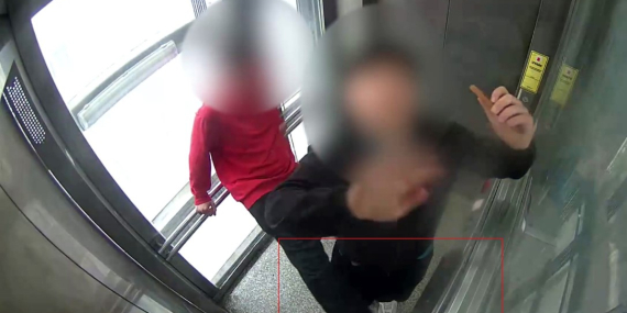Bindiği asansörün kabin kasetine tekme atarak kırdı
