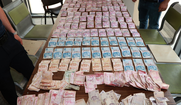 Dilencinin üzerinden 20 bin TL çıktı, zabıta bile şaştı kaldı