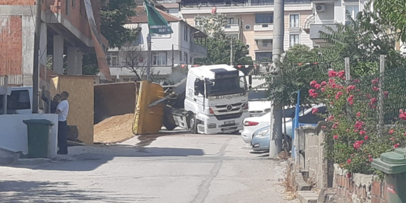 İnşaata kum getirdi yığılıp kaldı!
